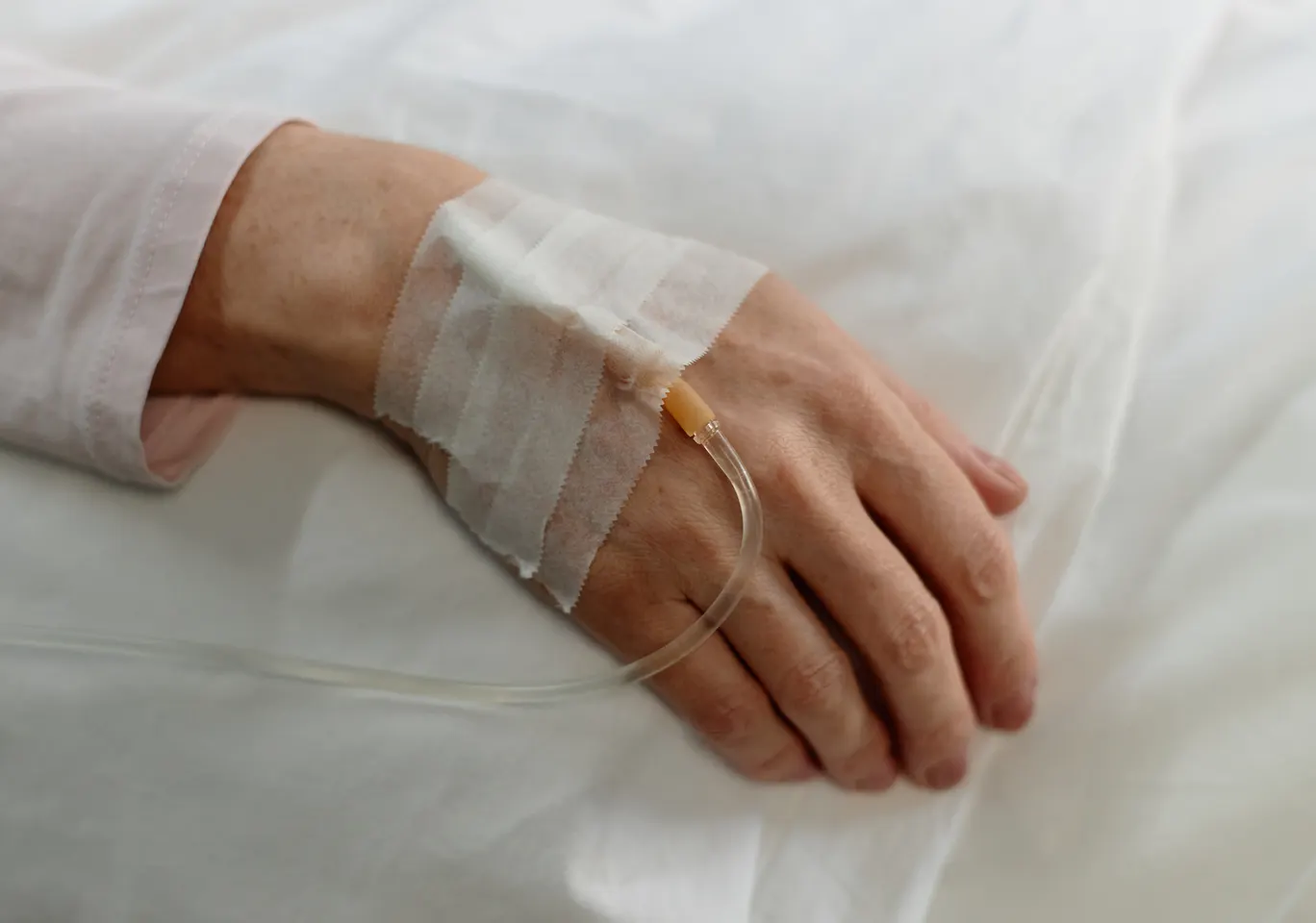 Kroplówki witaminowe Końskie: dłoń z podłączoną kroplówką w spokojnym kadrze