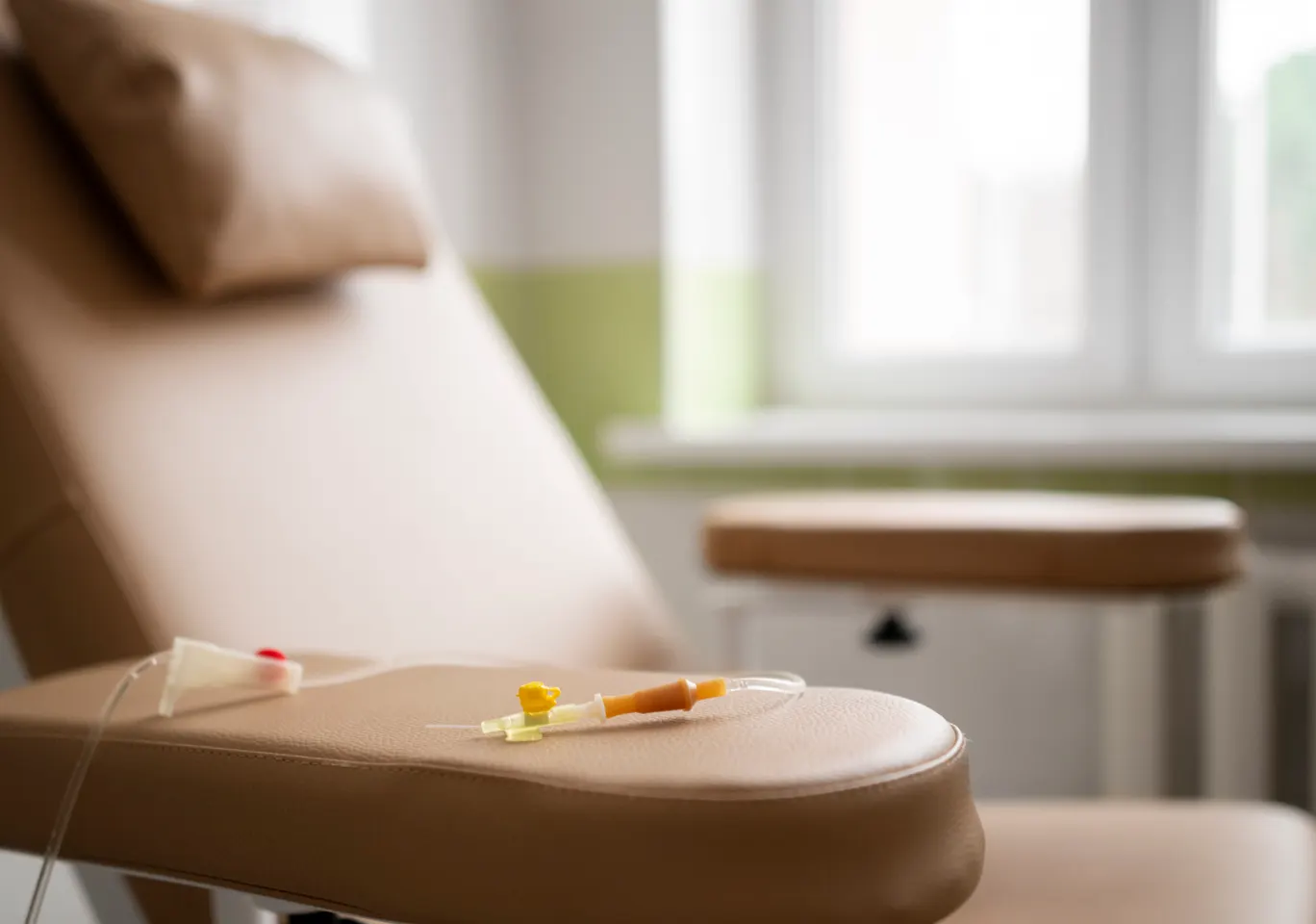 Kroplówki witaminowe Busko-Zdrój: fotel zabiegowy z przygotowaną linią infuzyjną