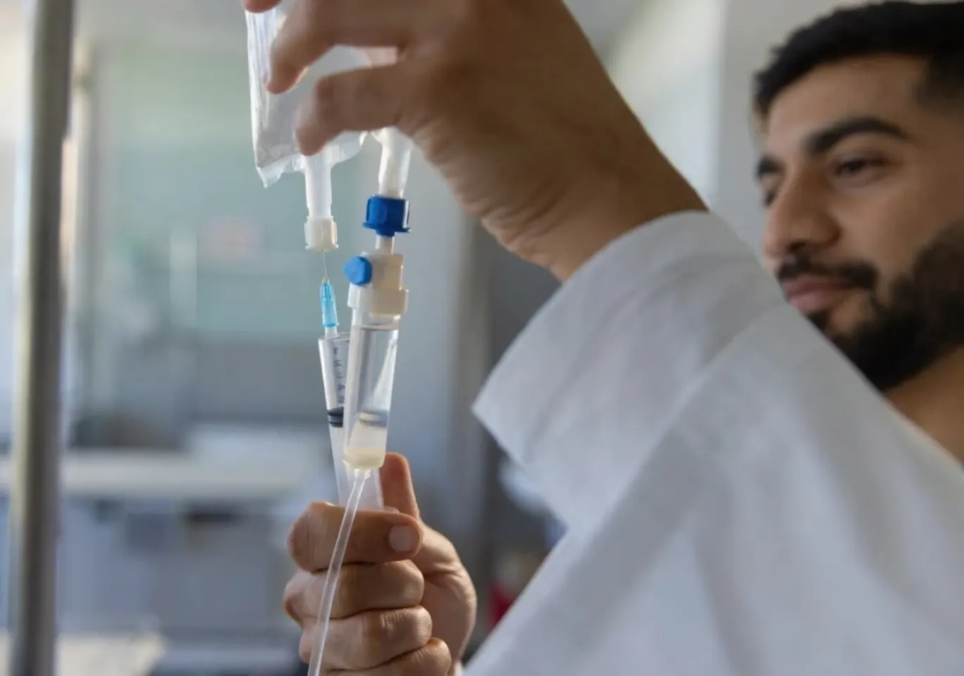 Detoks alkoholowy Skarżysko-Kamienna: personel medyczny przygotowujący kroplówkę