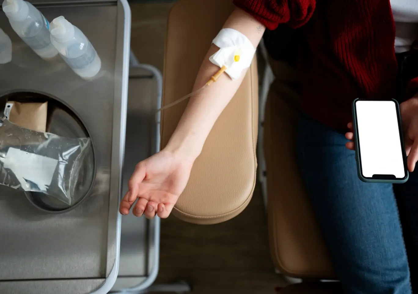 Detoks alkoholowy Jędrzejów: ramię z wenflonem obok stojaka infuzyjnego